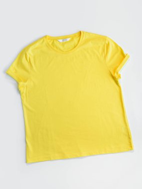 Sarı düz gömlekli, pamuklu tişörtlü, beyaz arka plan, organik pamuk konseptini tasarlayın.