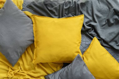 2021 'in iki modaya uygun renginde yastıklar yatağın üzerinde nihai gri yığını aydınlatıyor Modern iç tasarım Cozy Tekstil Düzlüğü