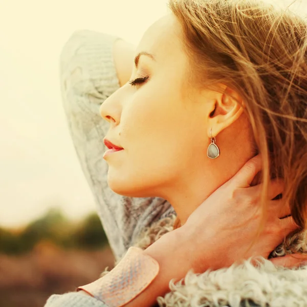 Belle femme de profil, en plein air, tonique — Photo