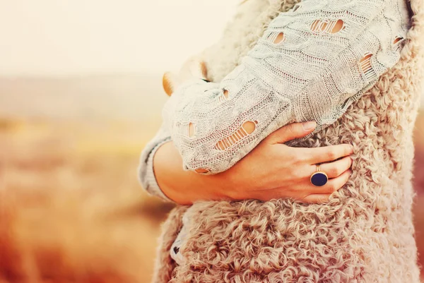 Mujer se abraza las manos, Anillo en el dedo —  Fotos de Stock