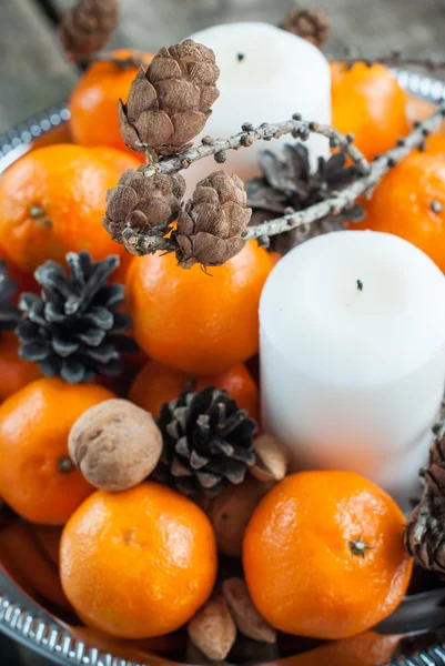 Vakantie samenstelling met Tangerines, dennenappels, vakantie decorat — Stockfoto