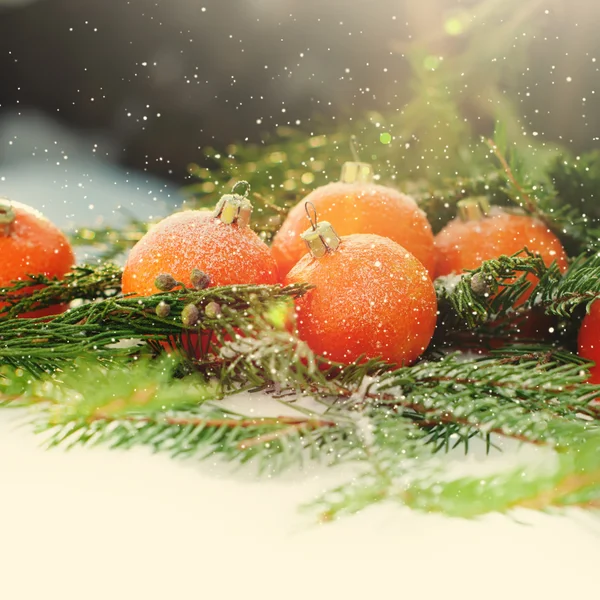 Tarjeta con mandarinas en rama de abeto con nieve, tonificada —  Fotos de Stock