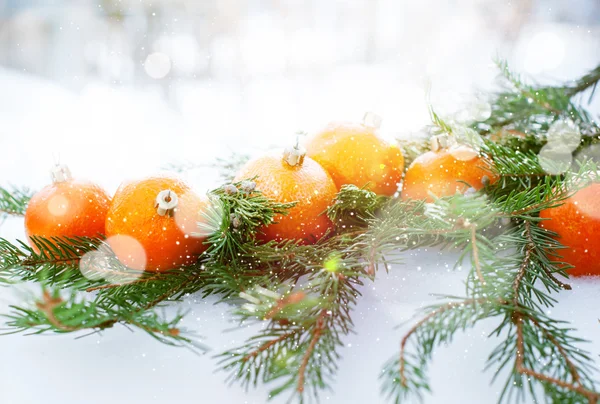 Вітальна листівка з мандаринами, алкоголем і сніжинками — стокове фото