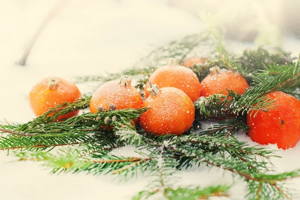 Carte de vacances avec des mandarines décorées comme jouet de sapin, tonique — Photo