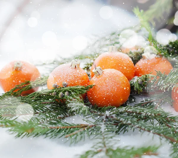 Novo cartão com tangerinas decoradas como brinquedos de abeto — Fotografia de Stock