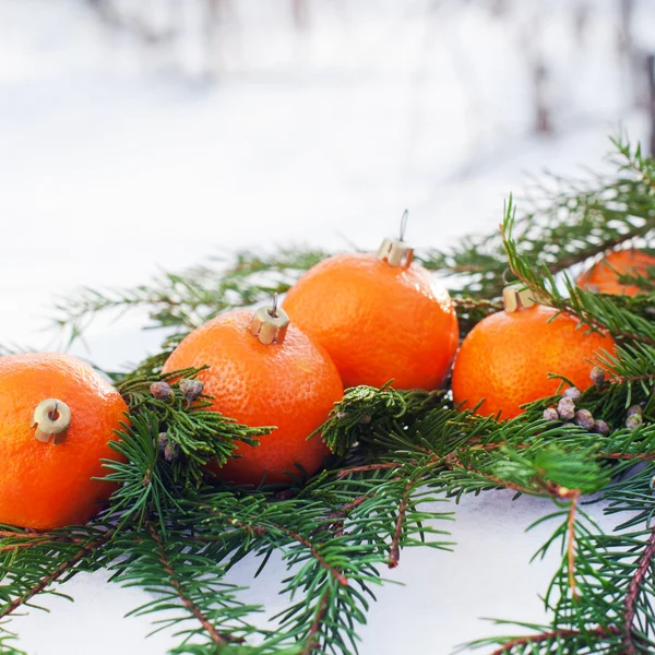 俄罗斯的传统，在新的一年吃橘子 — 图库照片