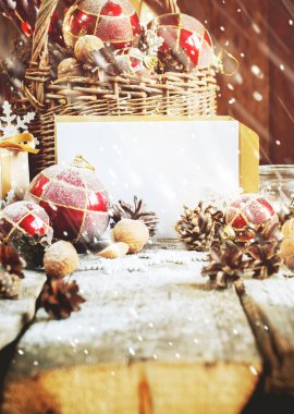 Kart ve kompozisyon Noel masa üzerinde beyaz harf. Drawin
