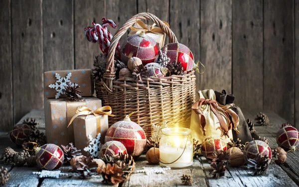 Vánoční skladba s dary a hořící svíčka. Vintage chlívku — Stock fotografie