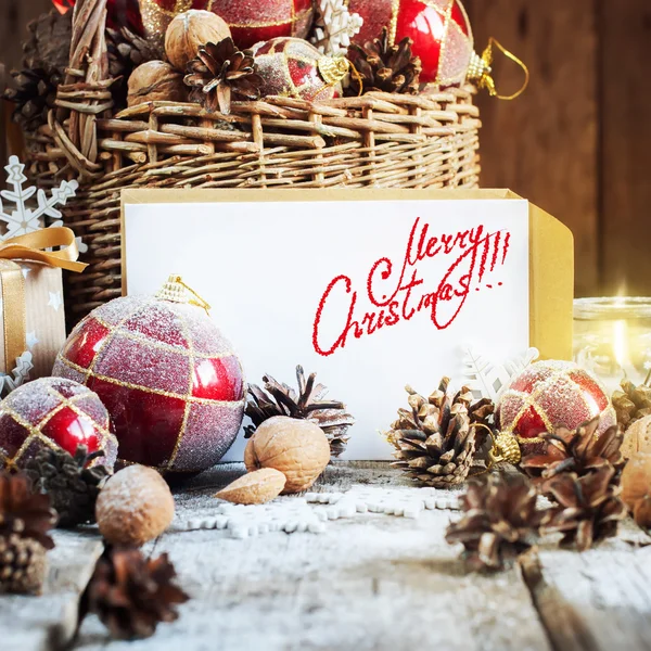 Kart izole metinle Merry Christmas harfi, köknar ağacı oyuncaklar — Stok fotoğraf