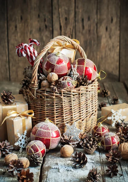 Yeni yıl hediyeleri ile parlak Noel oyuncaklar. Kırsal tarzı