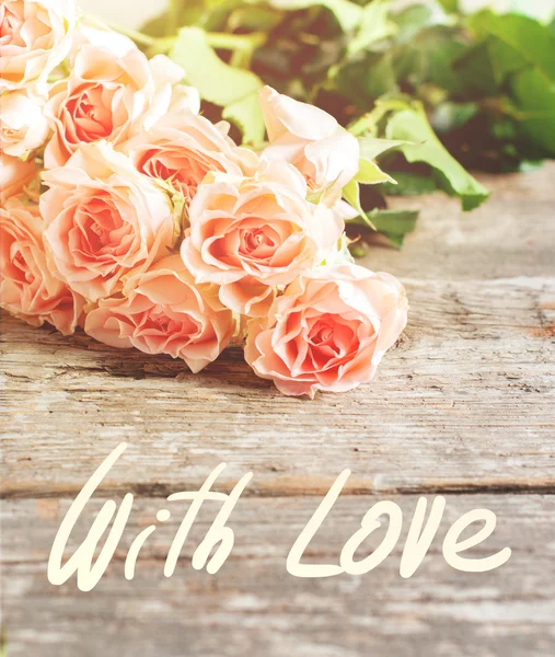 Nabídka růžové růže, text s láskou, tónovaný obrázek — Stock fotografie