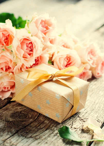 プレゼント ボックスと柔らかいピンクのバラの花束 — ストック写真