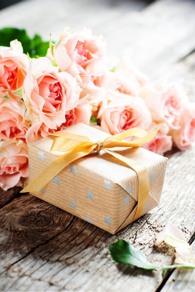 Подарочная коробка и нежные розовые розы
