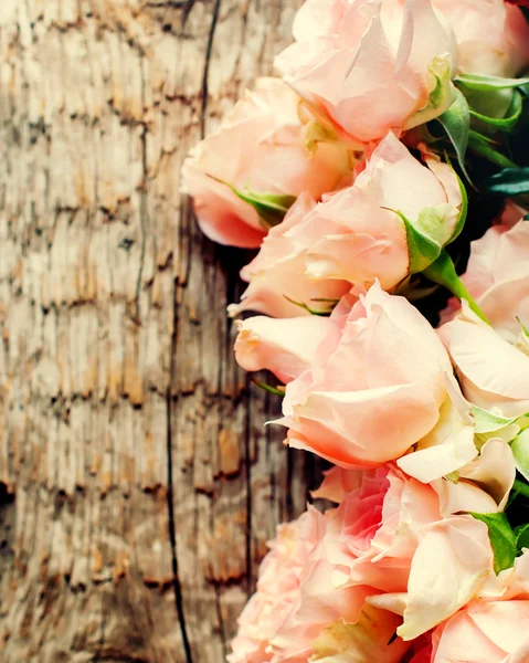 Rosas rosadas tiernas en mesa de madera —  Fotos de Stock