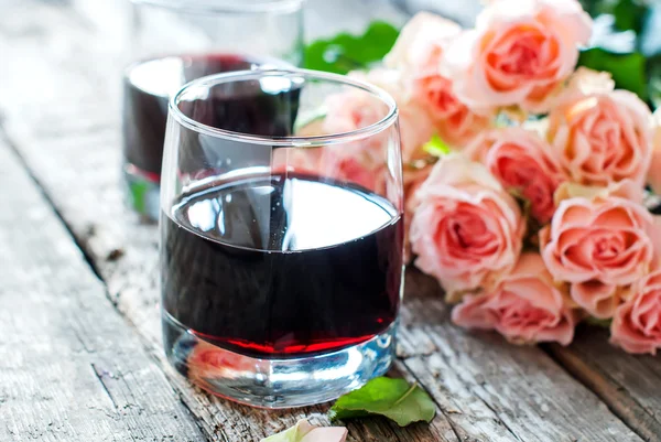 Bodegón de San Valentín con copas de vino tinto —  Fotos de Stock