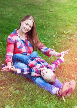 mutlu anne ile oğlu parkta oynarken