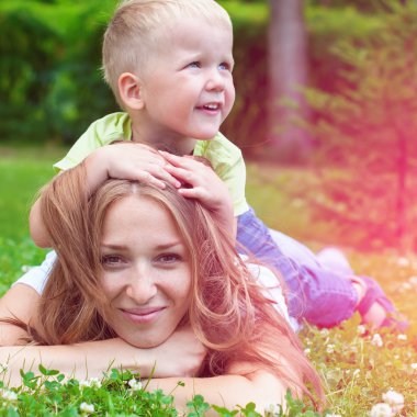 Neşeli gülümseyen iskambil çocuk annesiyle