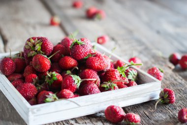 Ahşap masa dağınık çilek