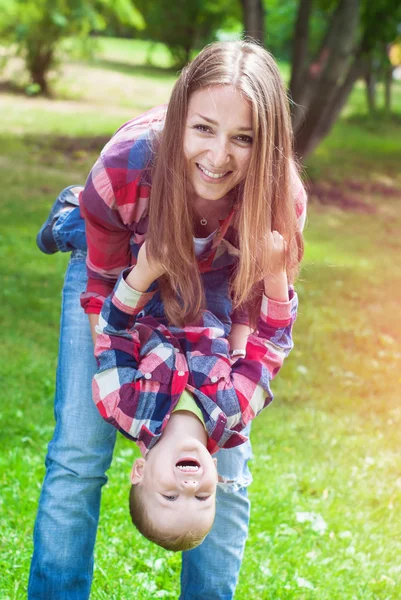 Gelukkig vrolijke moeder met Boy spelen in Park — Stockfoto