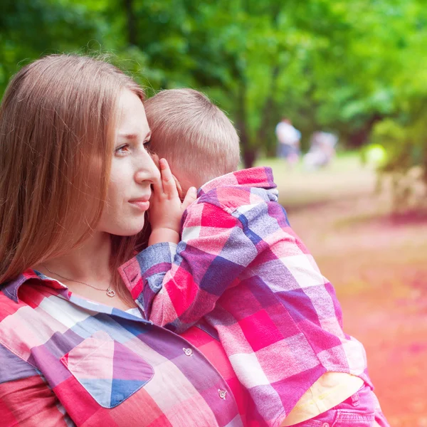 Joven madre sosteniendo a su hijo en las manos —  Fotos de Stock