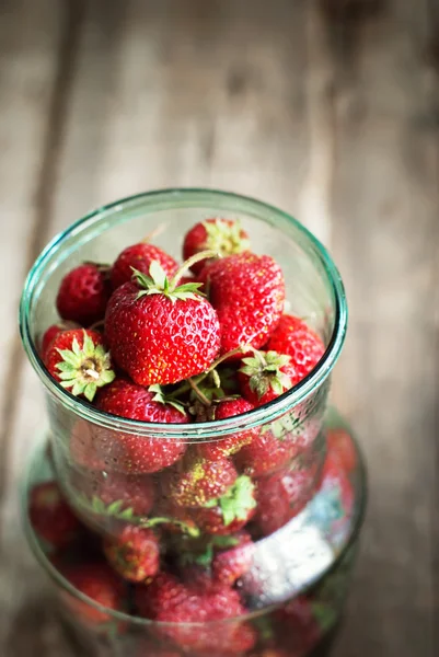 Nahaufnahme von Bio-Erdbeeren in grüner Dose — Stockfoto