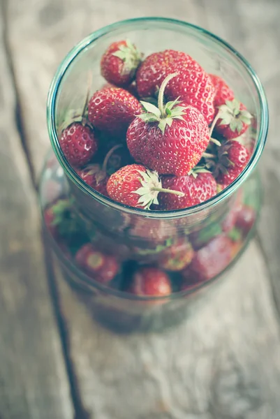 Frische Bio-Erdbeere im Glas — Stockfoto