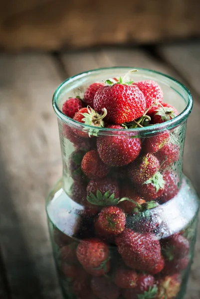 Bio-Erdbeere in einem grünen Glas. Gesunde Ernährung — Stockfoto