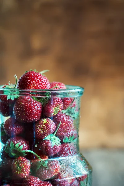 Ländliche Bio-Erdbeere ist im Glas — Stockfoto