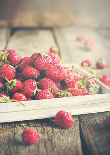 Scattered Rural Organic Strawberry on Wooden Table — Stock Photo, Image