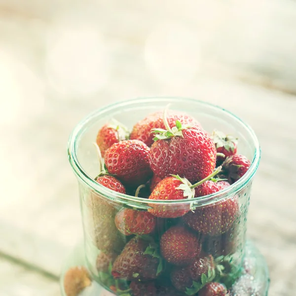 Fresa en un vaso verde. Tonificado — Foto de Stock