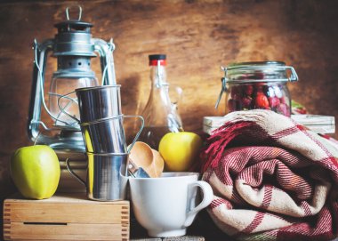 Vintage nesneleri, yemekleri, meyve ile piknik seti