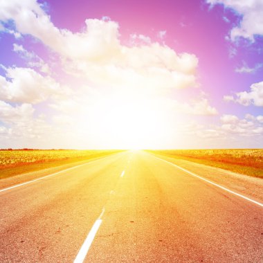 Yol ufuk için bir alanda yer almaktadır. Günbatımı