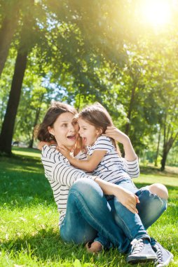 Mutlu anne ve kızı çayır üzerinde eğlenmek