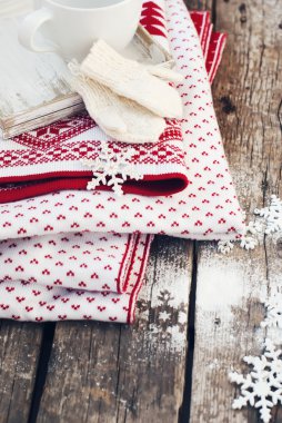 Mittens, kar taneleri ve ekose ahşap arka plan üzerinde