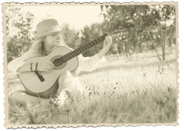 Hippie-Girl und Gitarre. Monochrome Tonung, Vintage-Rahmen — Stockfoto