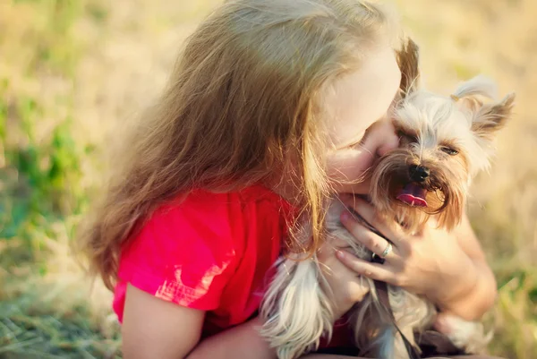 Šťastná dívka s dlouhé plavé vlasy drží psa — Stock fotografie