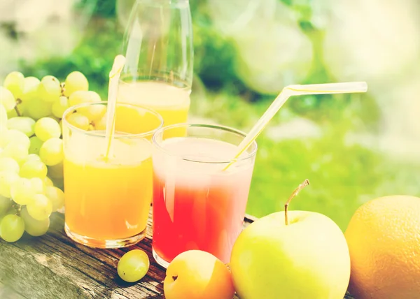 C'est parti. Fruits et verres de jus frais — Photo