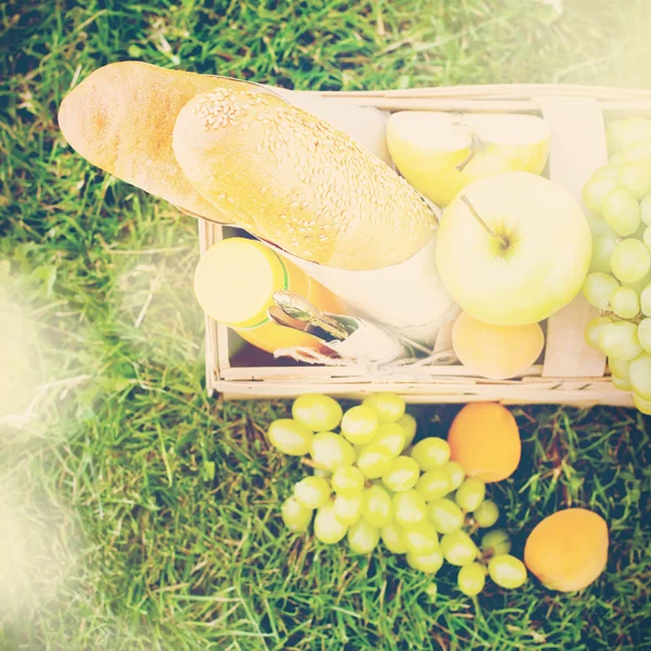 Panier crémeux avec pain frais, pommes, fruits — Photo