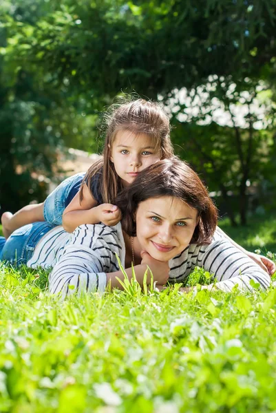 Madre e hija jugando en la hierba —  Fotos de Stock
