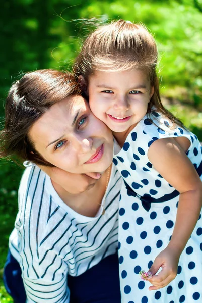 Primer plano Retrato de la hermosa madre y la hija —  Fotos de Stock