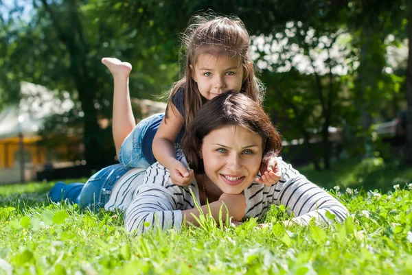 Mother and Daughter playing on Green Grass — Stockfoto