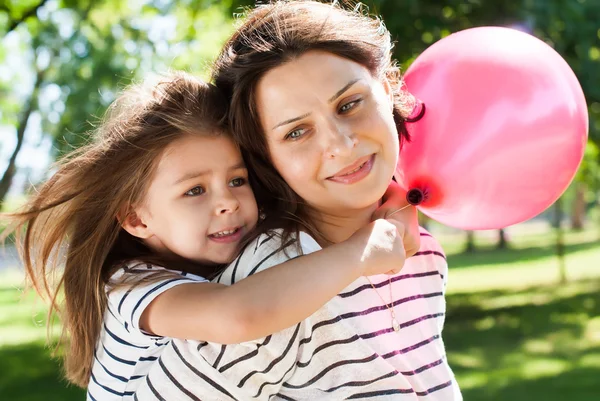 Madre e Hija con Globo Rosa —  Fotos de Stock