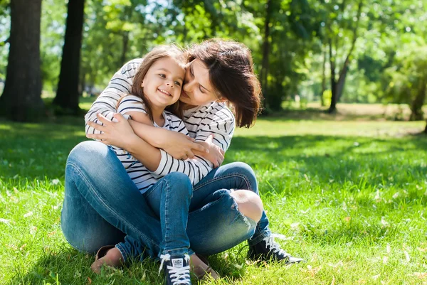 Porträt einer jungen glücklichen schönen Mutter und Tochter — Stockfoto