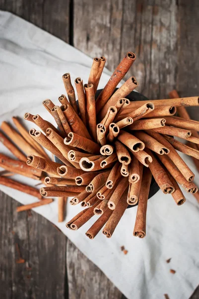 Brown Cinnamon Sticks in a Mortar. Rustic style, top view — Stock Photo, Image