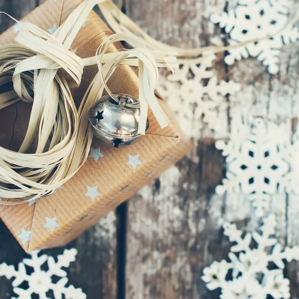 Holiday Box, Jingle Bell and Natural Twine on Wooden Snow Background — 图库照片