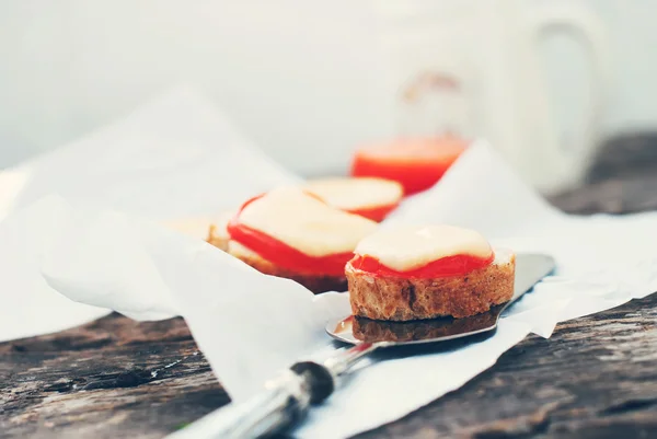 Pequeno lanche com pão, tomate, queijo — Fotografia de Stock
