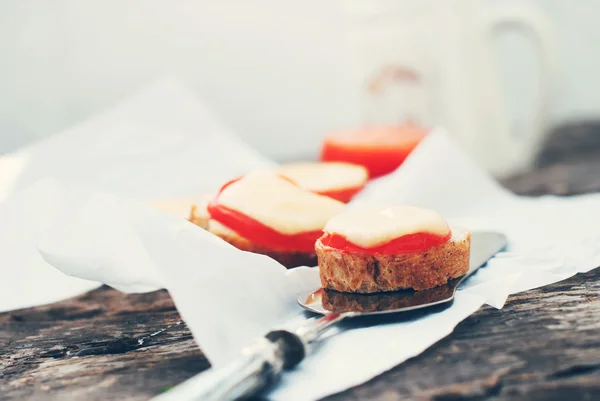 Petite collation au pain, tomate, fromage — Photo