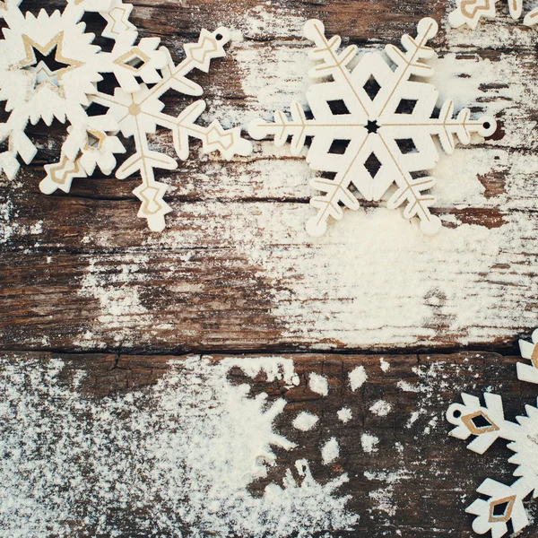 Copos de nieve decorativos de madera blanca sobre fondo antiguo vintage —  Fotos de Stock