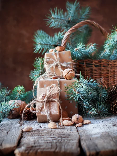 クリスマス ボックス、針葉樹、松ぼっくり、モミの木、暗い木製のテーブル上のバスケット。ビンテージ スタイルのプレゼント — ストック写真