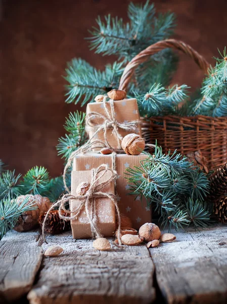 Caixas de Natal, Coníferas, Pinheiros, Abeto, Cesta na mesa de madeira escura. Presentes em estilo Vintage — Fotografia de Stock